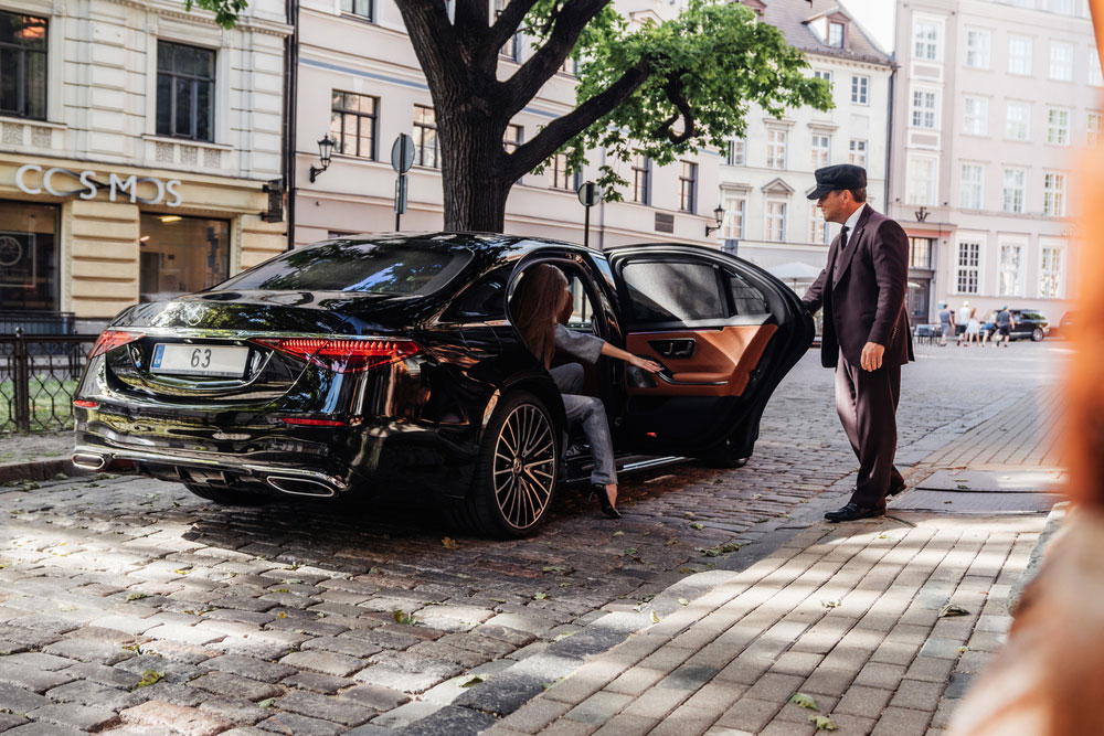 Limousine transfer chauffeur